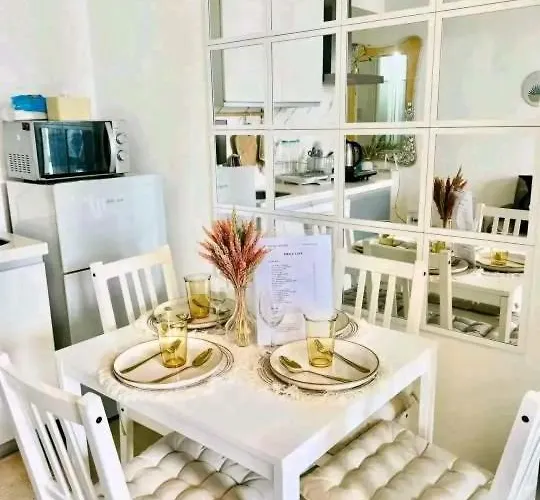 Urban Oasis At Azure Condinium 20 Min From Airport Aparthotel